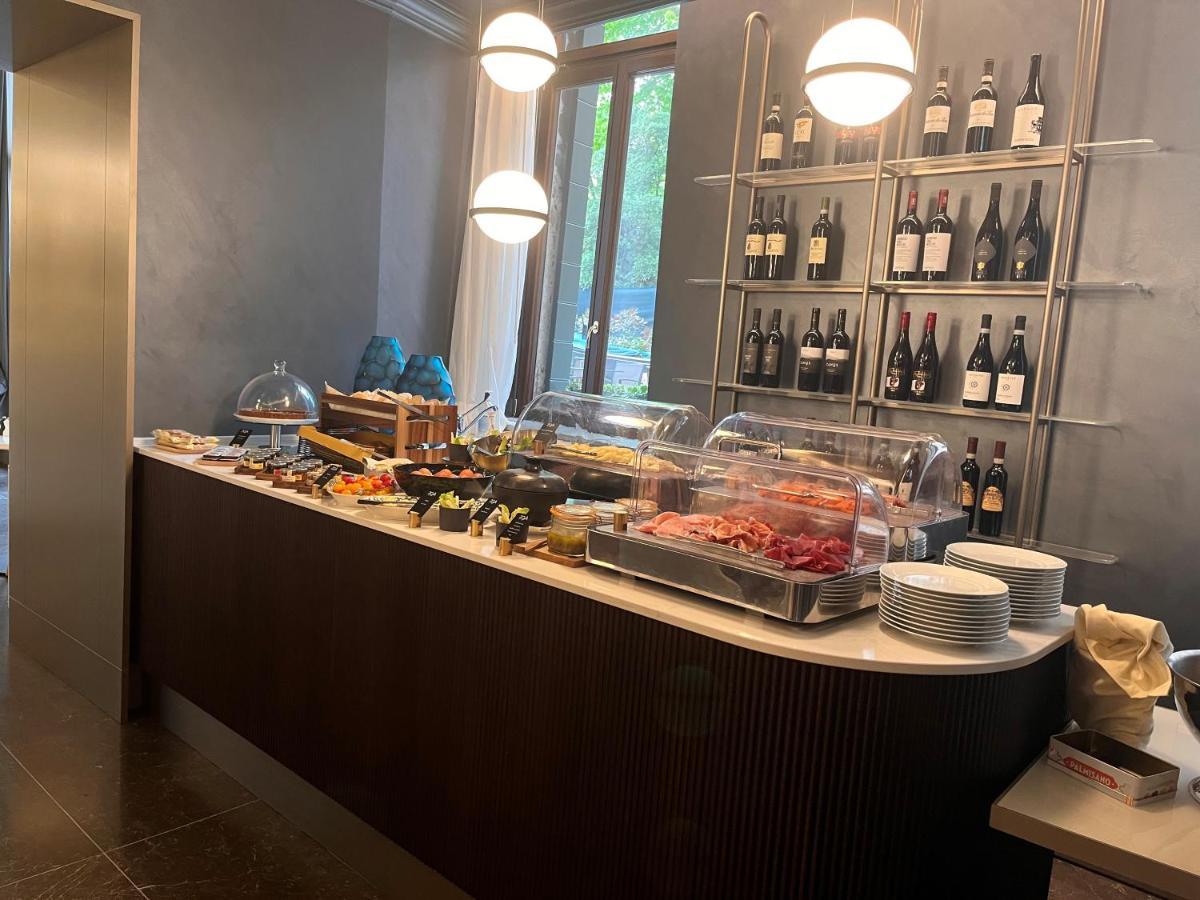 Radisson Collection Hotel, Palazzo Nani Venedig Exteriör bild The buffet at the lounge