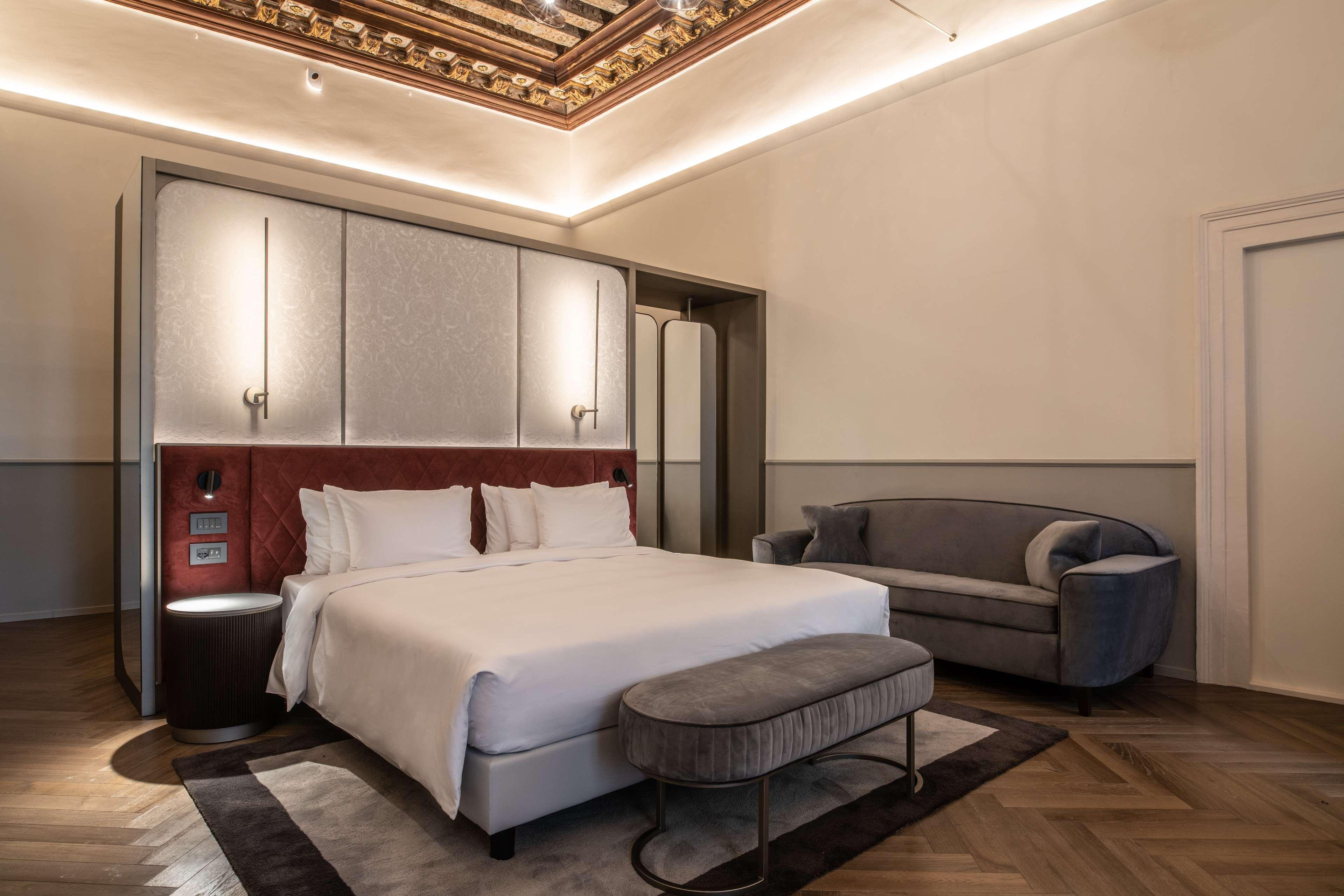 Radisson Collection Hotel, Palazzo Nani Venedig Exteriör bild A bedroom at the hotel