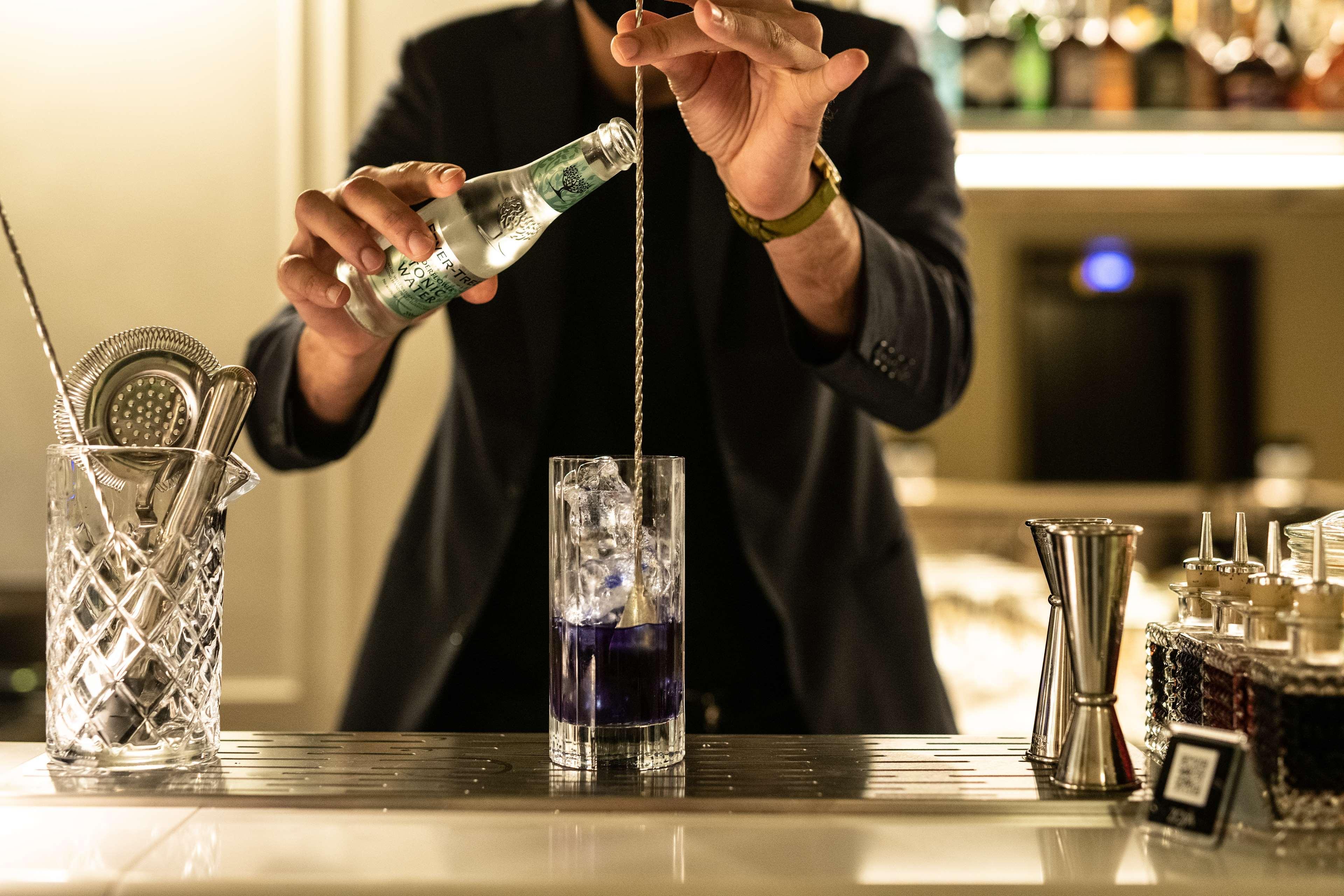 Radisson Collection Hotel, Palazzo Nani Venedig Exteriör bild A bartender topping a cocktail with tonic water