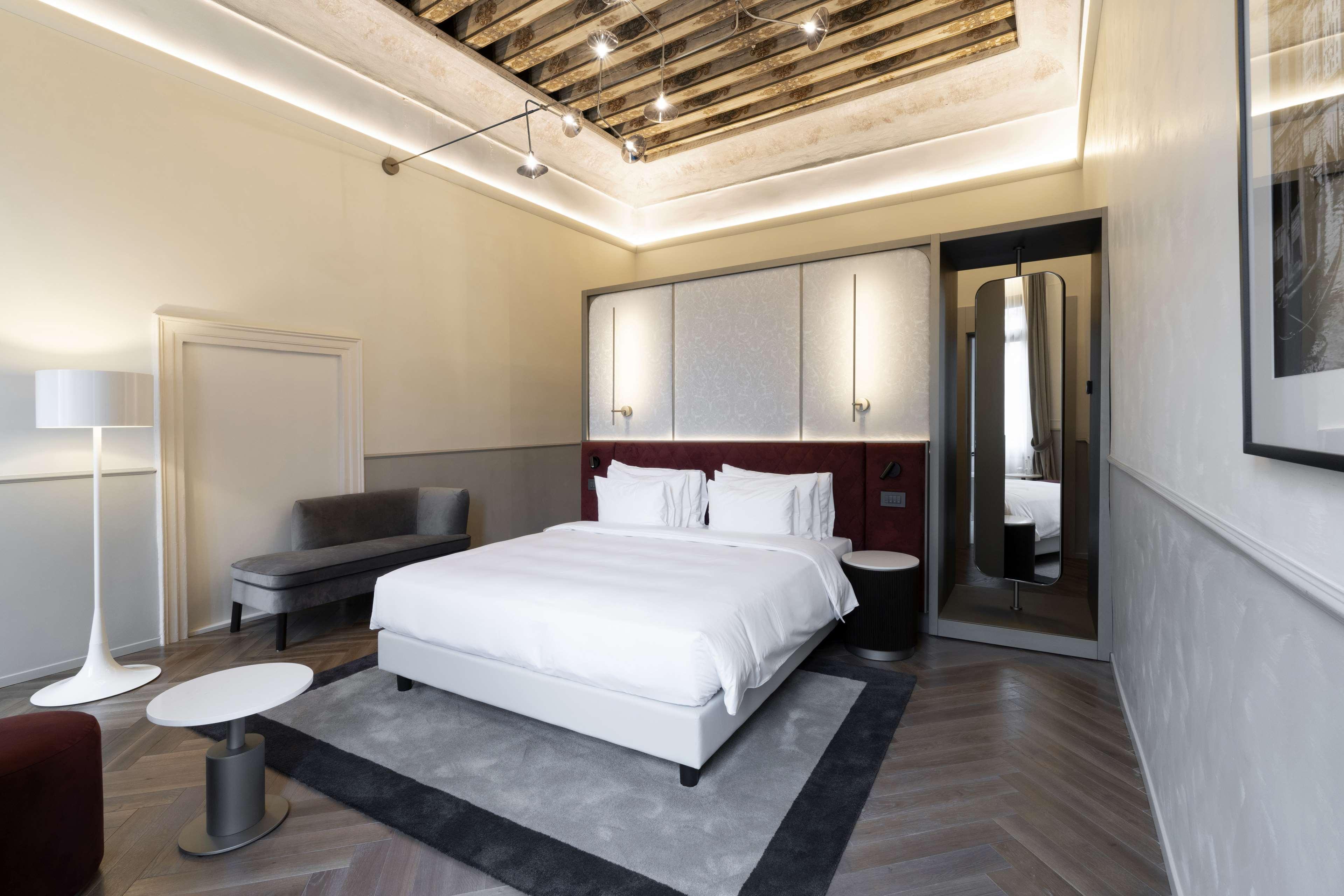 Radisson Collection Hotel, Palazzo Nani Venedig Exteriör bild A bedroom at the hotel