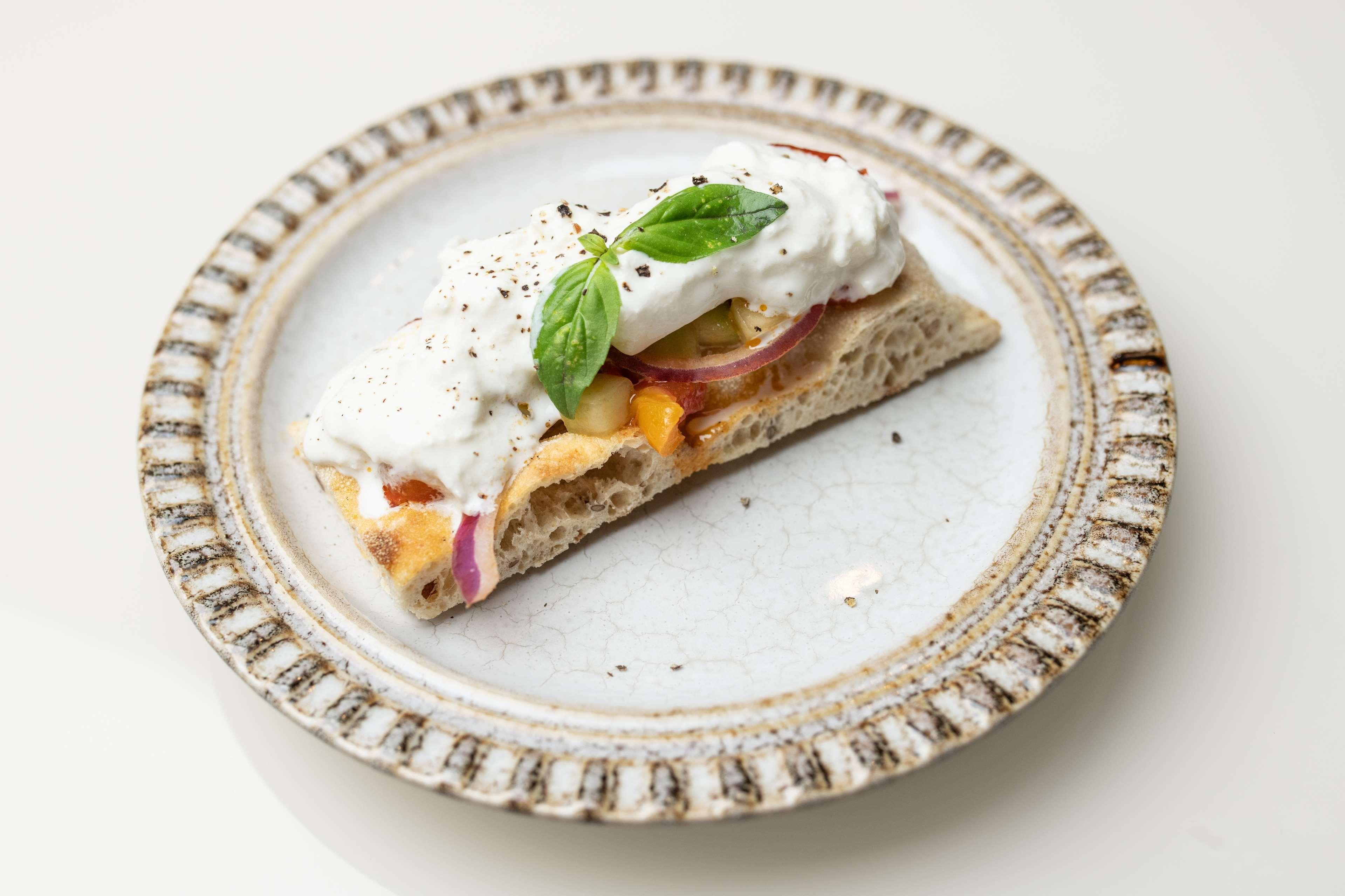 Radisson Collection Hotel, Palazzo Nani Venedig Exteriör bild A piece of naan bread with a topping of yoghurt, red onion, and mango