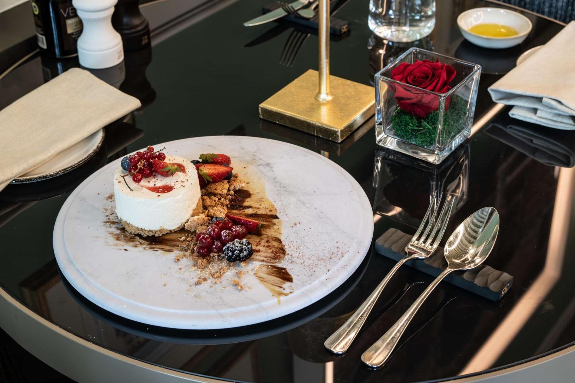 Radisson Collection Hotel, Palazzo Nani Venedig Exteriör bild A dessert at the restaurant