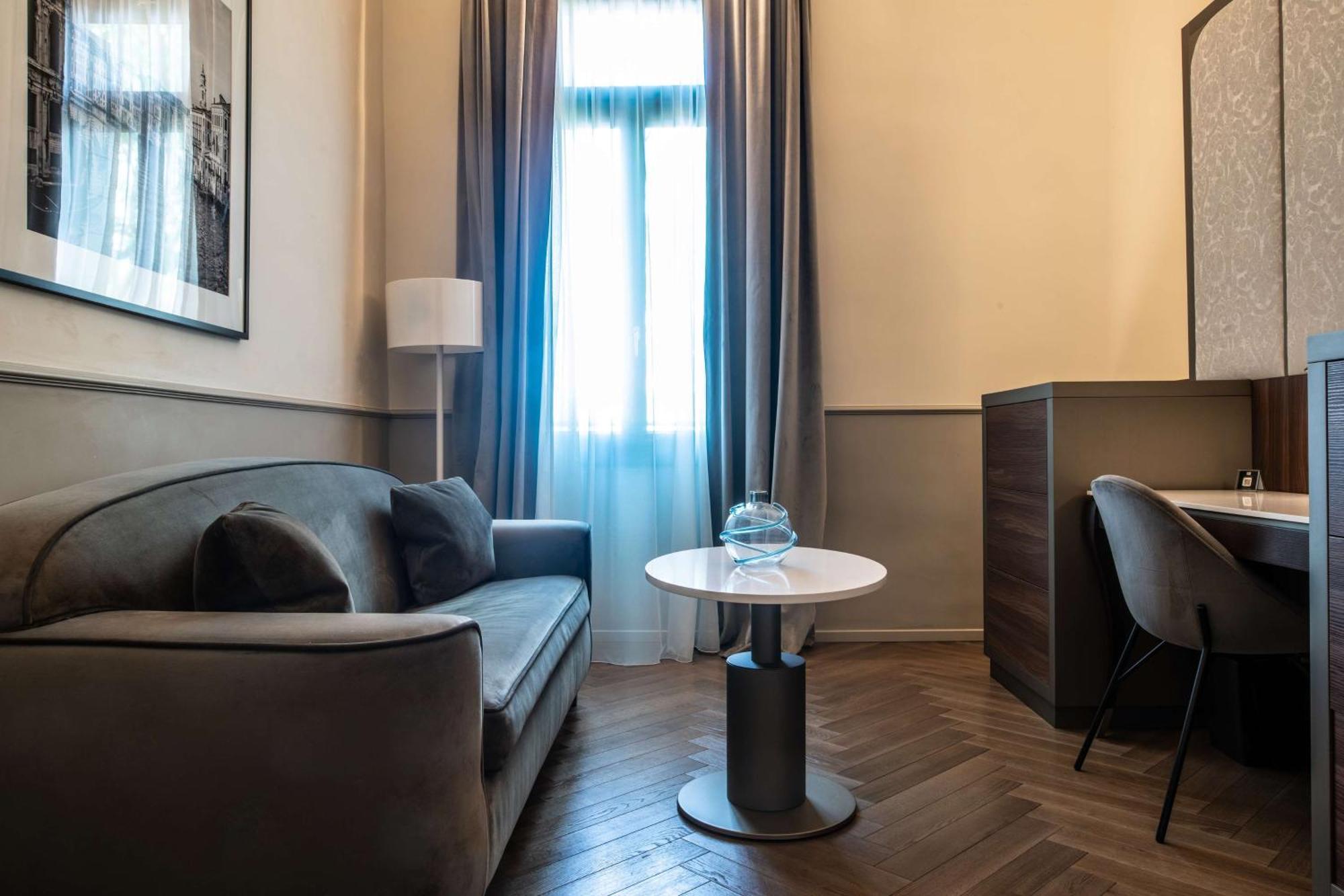Radisson Collection Hotel, Palazzo Nani Venedig Exteriör bild A room at the hotel