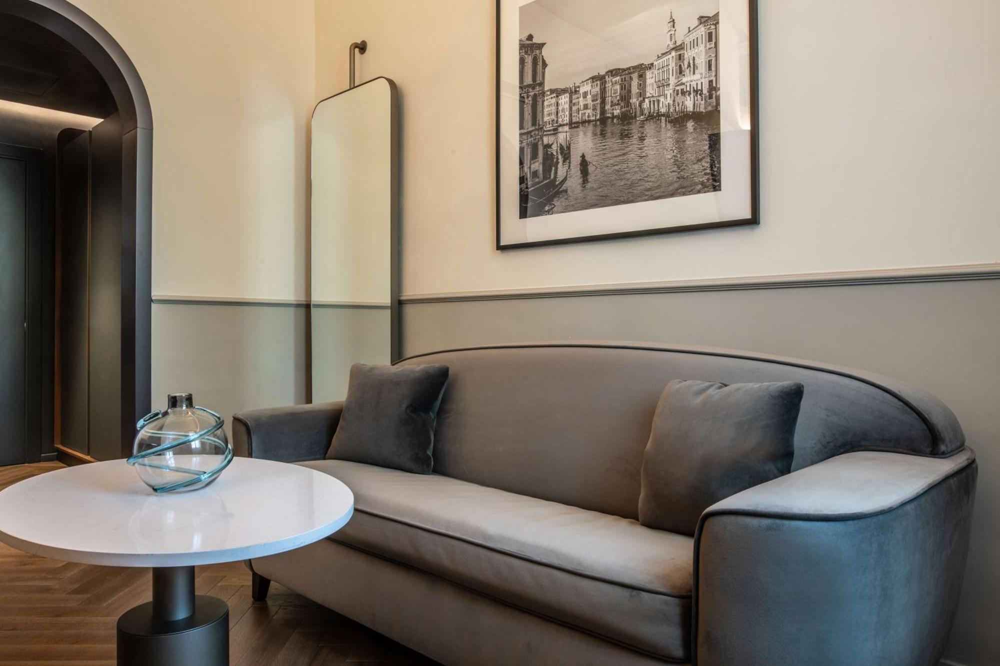 Radisson Collection Hotel, Palazzo Nani Venedig Exteriör bild A sofa