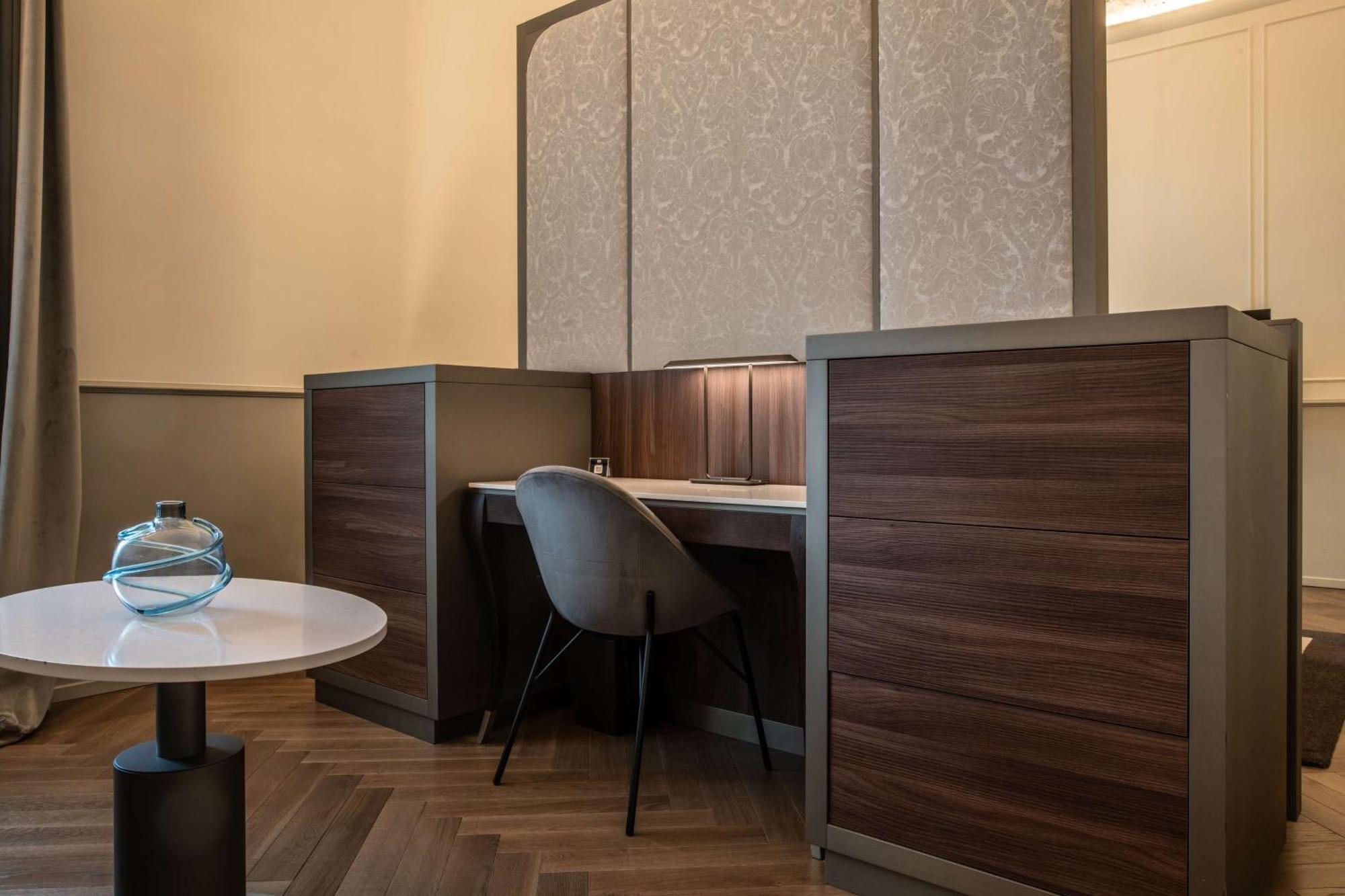 Radisson Collection Hotel, Palazzo Nani Venedig Exteriör bild A work space at the library