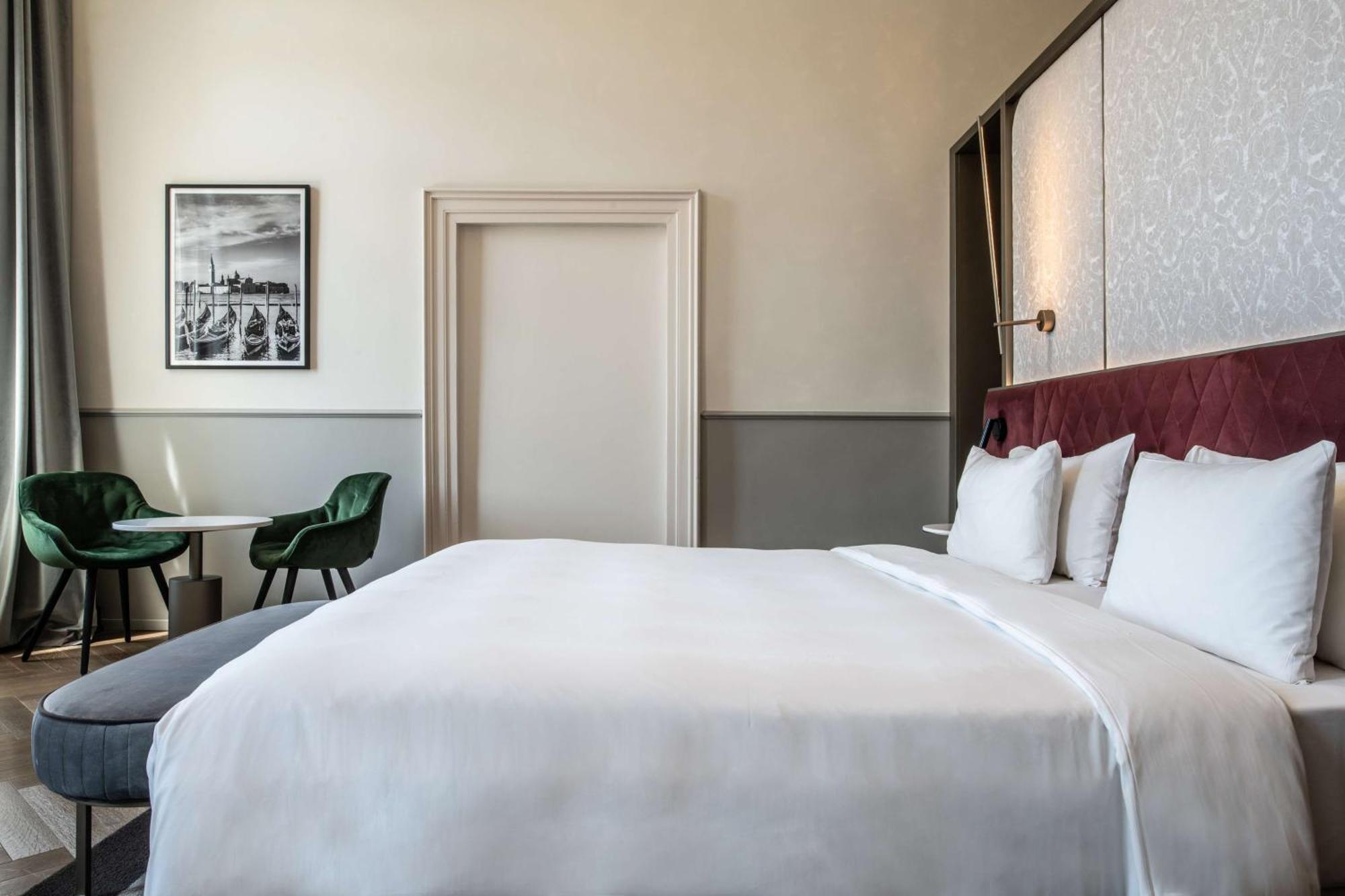 Radisson Collection Hotel, Palazzo Nani Venedig Exteriör bild A bedroom at the hotel