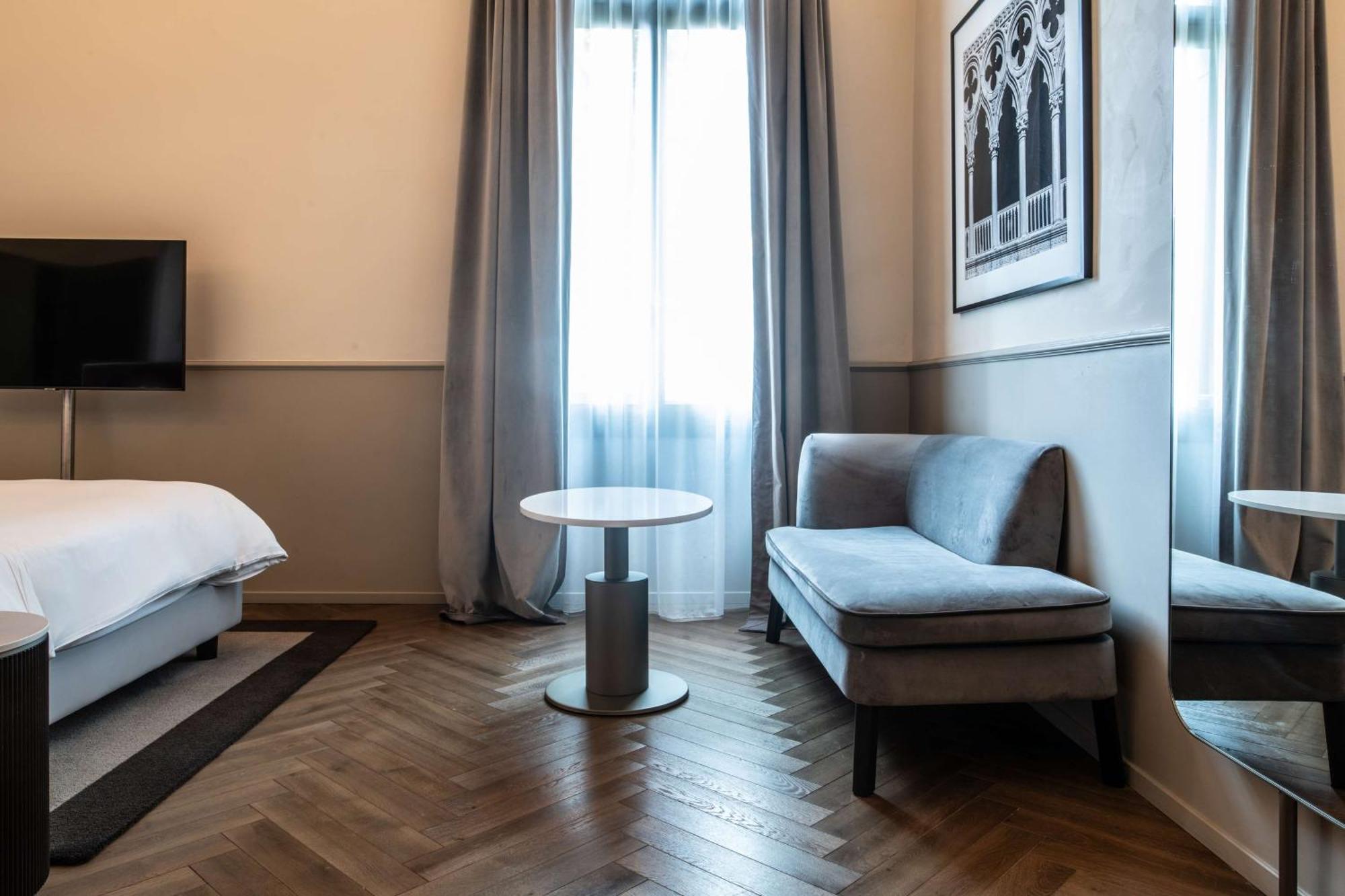 Radisson Collection Hotel, Palazzo Nani Venedig Exteriör bild A room at the hotel