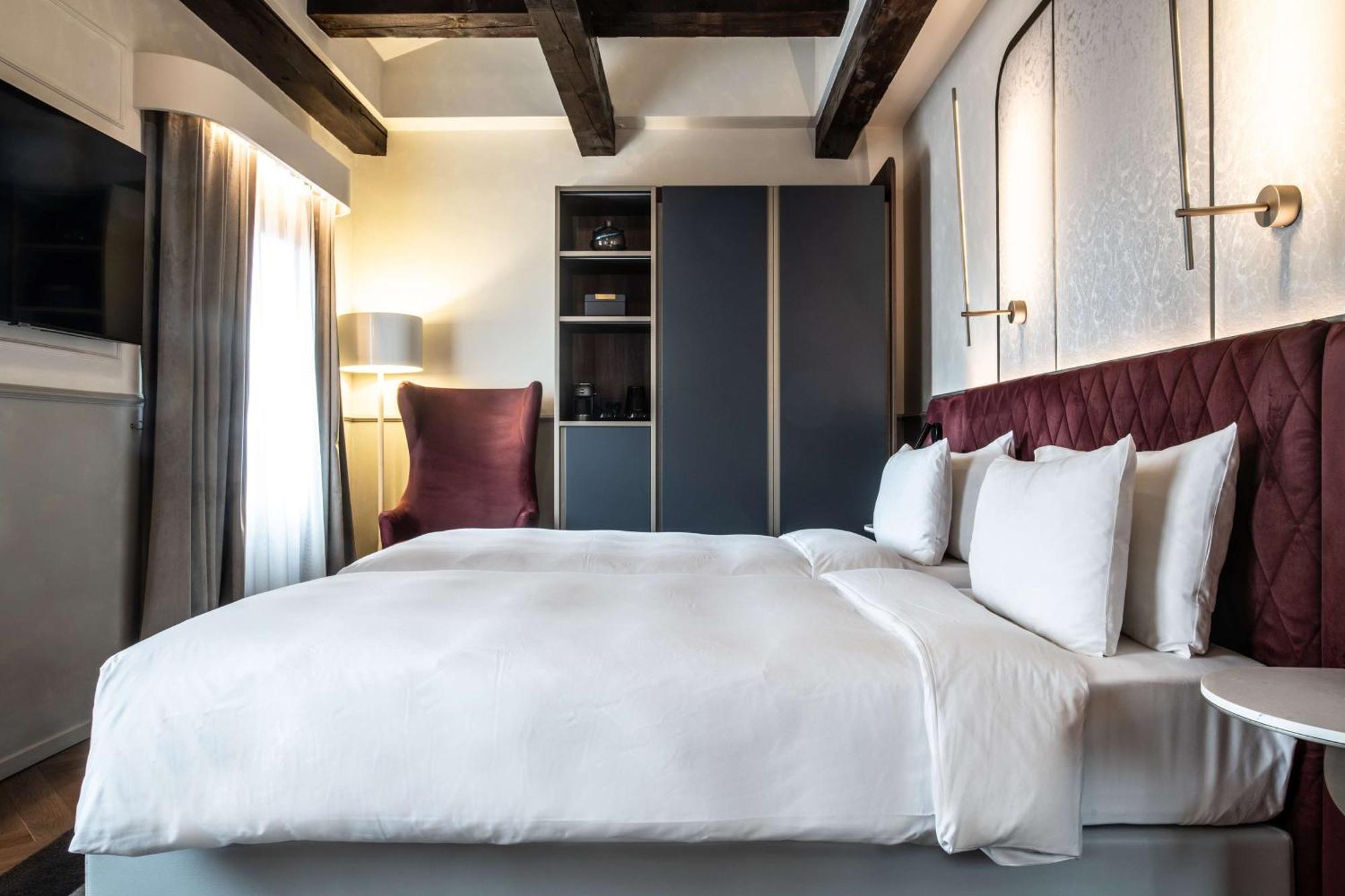 Radisson Collection Hotel, Palazzo Nani Venedig Exteriör bild A bedroom at the hotel