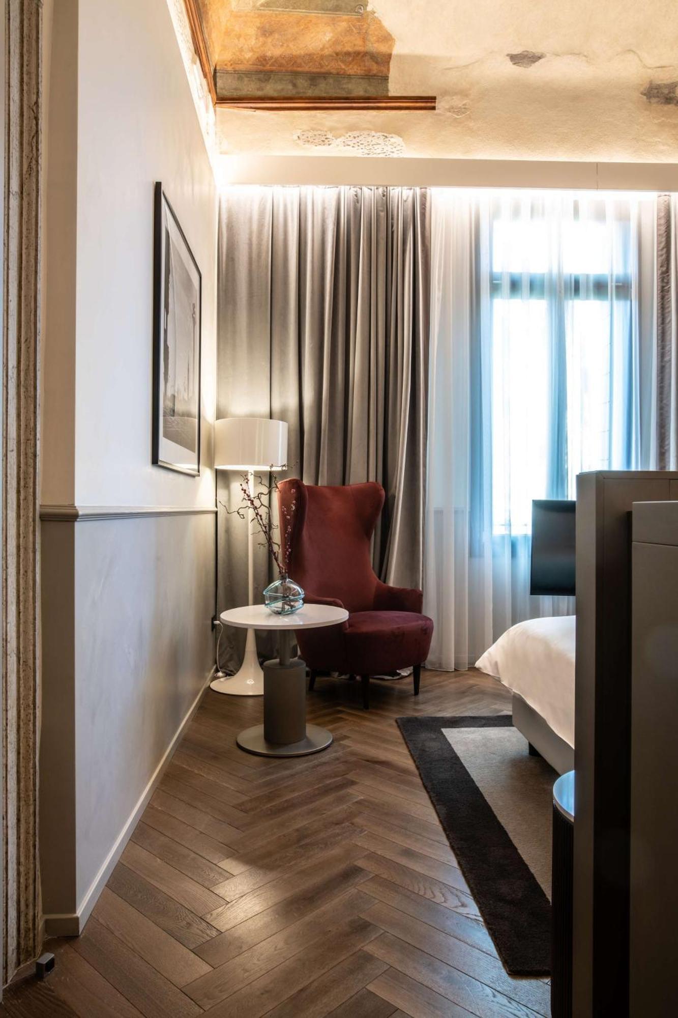 Radisson Collection Hotel, Palazzo Nani Venedig Exteriör bild A room at the hotel