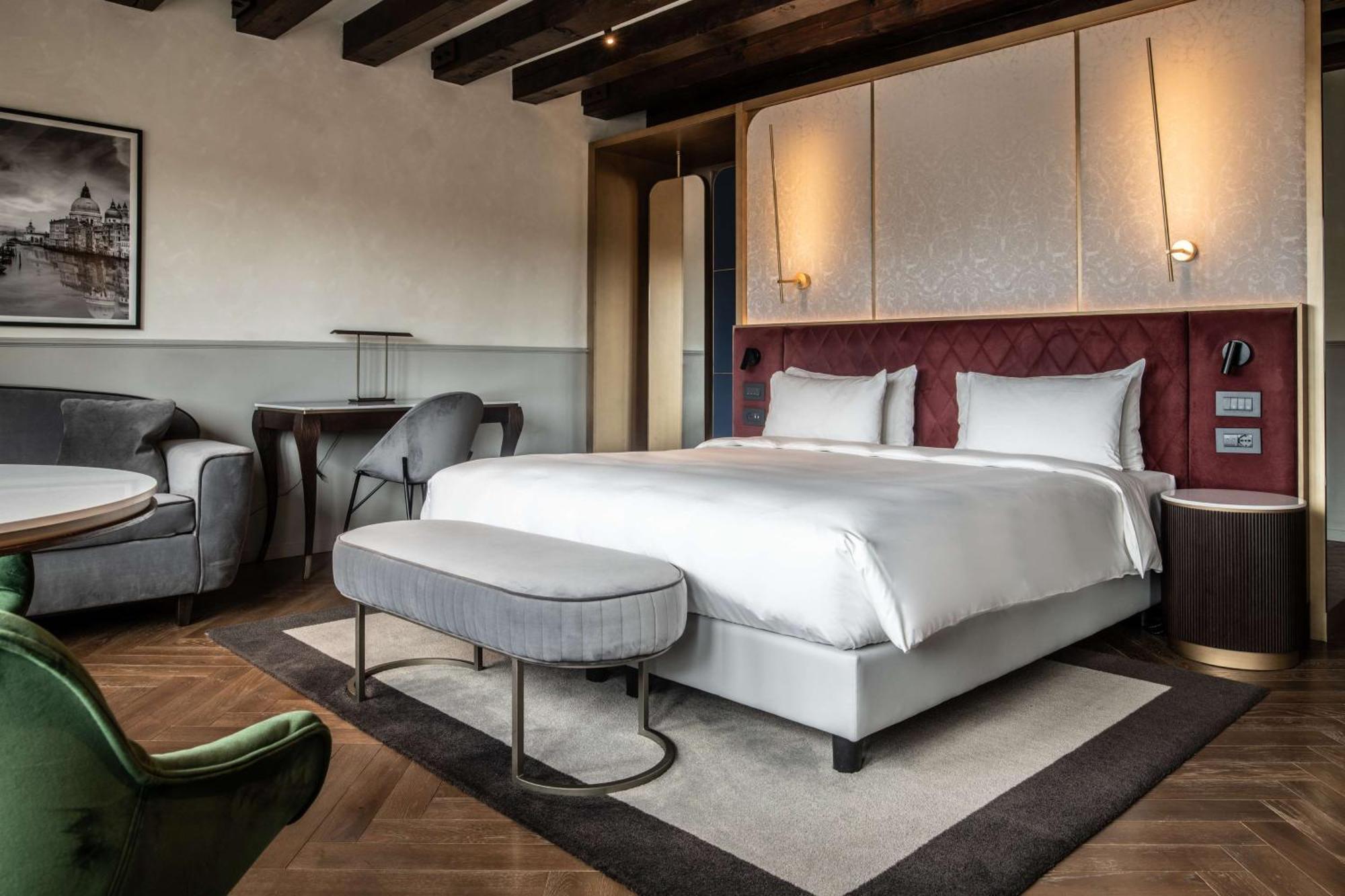 Radisson Collection Hotel, Palazzo Nani Venedig Exteriör bild A bedroom at the hotel