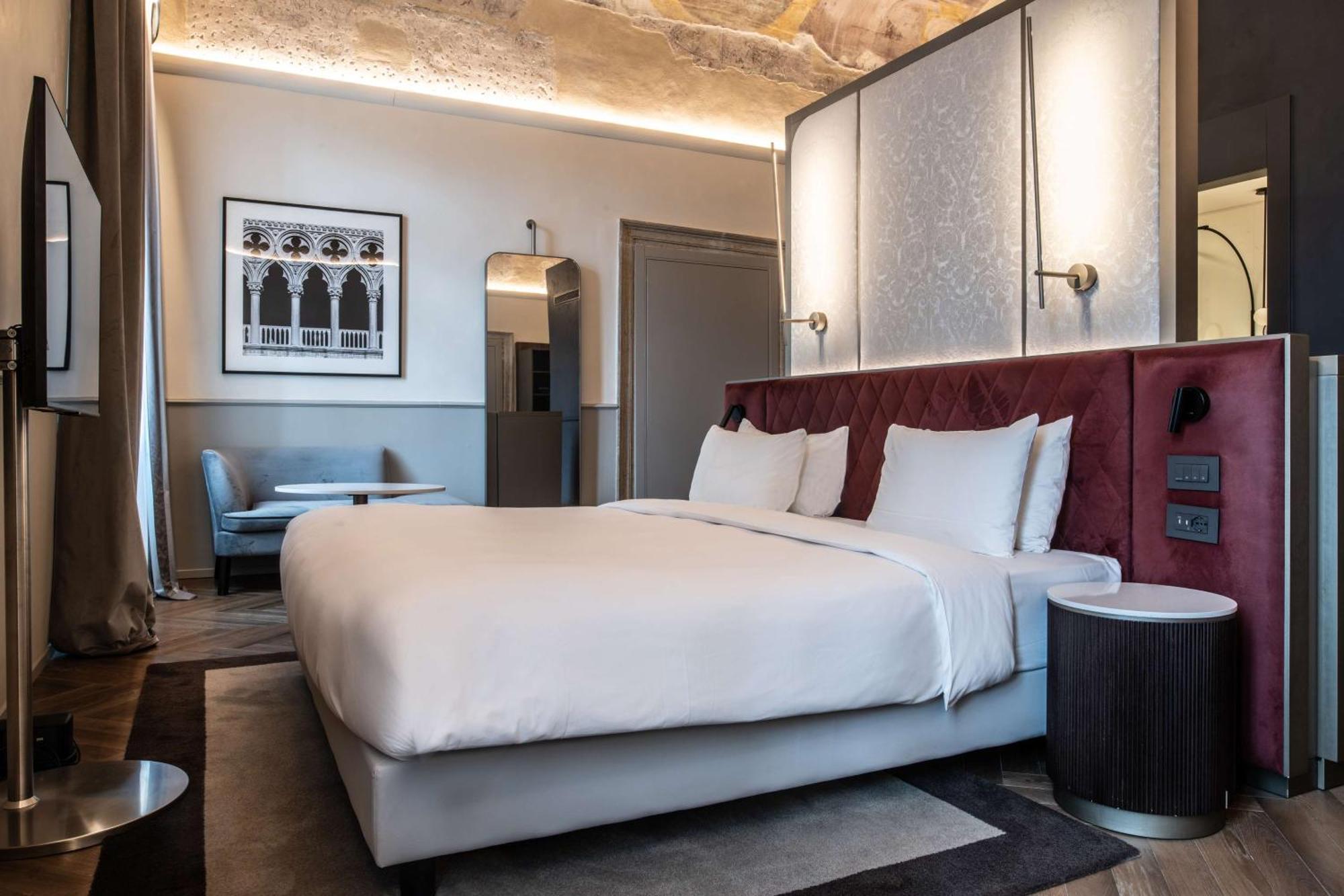 Radisson Collection Hotel, Palazzo Nani Venedig Exteriör bild A bedroom at the hotel